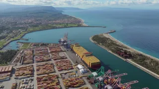 Porto Gioia Tauro: i lavoratori bloccano l'ingresso per protesta