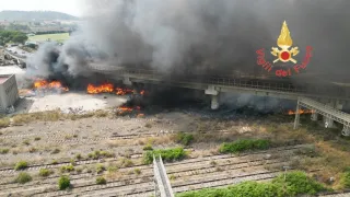 Incendio all'ex Sasol di Crotone, il sindaco: "I valori dell'aria sono nella norma"