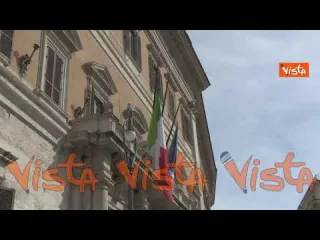 Giornata per le vittime del Covid-19, le bandiere di Montecitorio a mezz’asta