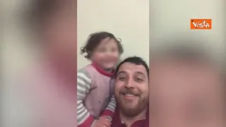 Siria: cadono le bombe, un papà inventa gioco per non far spaventare la figlia (VIDEO)
