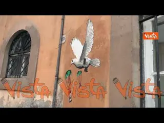 La colomba di Pasqua consegna i vaccini, l’opera di Harry Greb sul muro del Ministero della Salute