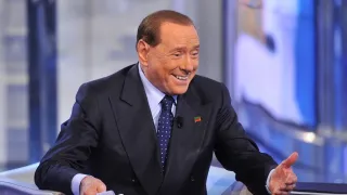 Via Berlusconi a Vibo, la proposta non passa: voto contrario di una consigliera di FI