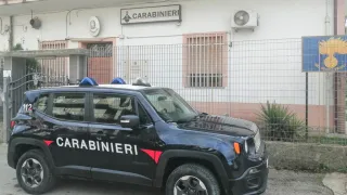 Aggredisce e ferisce con un coltello da cucina la compagna: fermato 49enne nel Crotonese