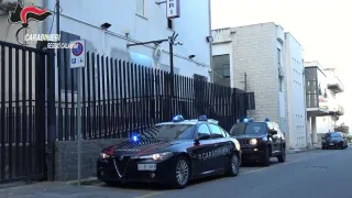 Mostra pistola all'amico e lo ferisce accidentalmente: arrestato