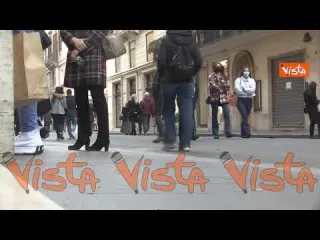 Via del Corso a Roma affollata nell’ultimo giorno di zona gialla per il Lazio