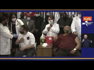 Il Governatore di New York Cuomo vaccinato in una chiesa di Harlem