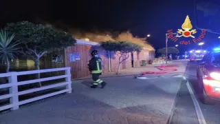 Incendio in uno stabilimento balneare di Cropani Marina, non si esclude la natura dolosa