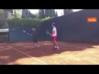 Fiorello spiega a Djokovic come giocare a tennis, il divertente video su Instagram