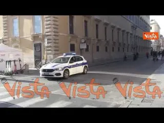 Via del Corso semivuota nell’ultimo weekend di zona rossa per il Lazio
