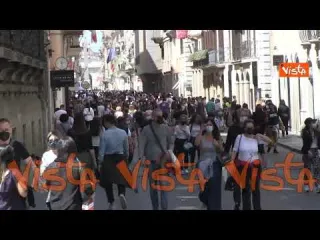 Weekend di sole, Via del Corso a Roma si riempie di persone