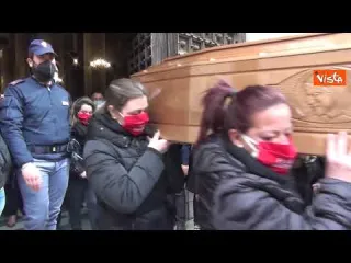Funerali di Ornella, uccisa dall'ex compagno a Napoli, il dolore di amici e familiari