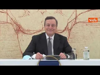 Draghi "bilingue" invita i turisti stranieri a prenotare le vacanze in Italia