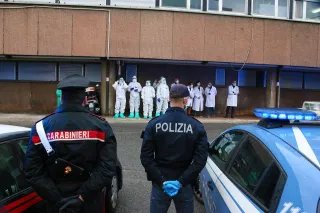 Coronavirus, l'omaggio delle Forze dell'Ordine al personale sanitario del GOM di Reggio