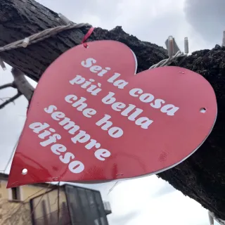 Altomonte dedica tutto il mese di febbraio agli innamorati: luci rosse e bianche, Cupido e cuori (FOTO)