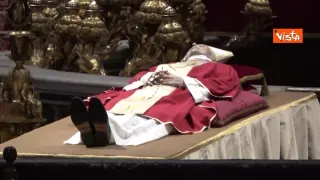 Papa Benedetto XVI, esposta a San Pietro la salma: un lungo fiume di fedeli a rendere omaggio (VIDEO)