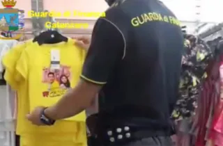 Lamezia, sequestrati capi d'abbigliamento e mascherine contraffatti (Video)
