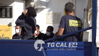 Avvistati col binocolo e salvati, in 36 sbarcano a Crotone