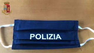 Coronavirus, erboristeria vibonese regala 30 mascherine artigianali alla Polizia