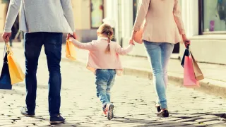 «Discriminatorio e lesivo» attribuire automaticamente il cognome del padre: lo ha stabilito la Consulta
