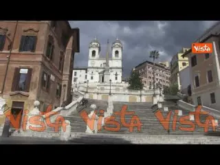 Piazza di Spagna a Roma quasi deserta nel lunedì di Pasquetta in zona rossa