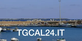 Barca con migranti esplosa a Crotone: 3 morti e 2 dispersi il bilancio