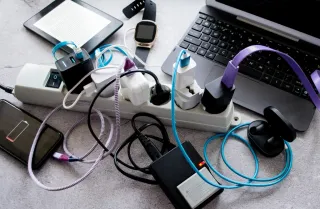 Il caricabatteria universale UE per smartphone, tablet e pc arriverà entro la fine del 2024