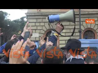 Protesta Circo Massimo, braccia alzate davanti agli agenti sulle note del silenzio militare