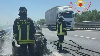 Incendio sull’A2, auto distrutta dalle fiamme tra Lamezia e Falerna