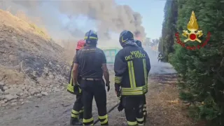 Incendio di rifiuti, paura in una zona residenziale di Lamezia Terme