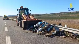Installata fototrappola e rimosse 4 tonnellate di rifiuti da ss 106