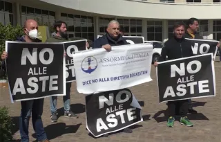 La protesta degli operatori balneari: "No alle aste, si al rinnovo delle convenzioni"