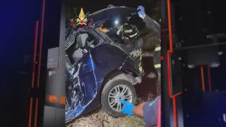 Auto si schianta contro albero a Squillace, perde la vita il conducente