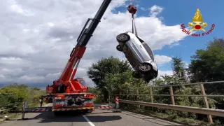 Lamezia, auto cade in un torrente: morto sul colpo il conducente