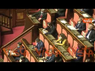Draghi dimentica di alzare il microfono per il discorso in Senato. “Ah già”
