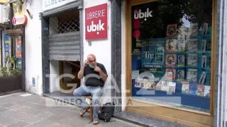 VIDEO | Praia a mare, libreria a rischio chiusura: il titolare manifesta fuori dall'esercizio commerciale