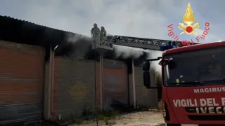 Incendiato un deposito di legname a Petilia Policastro: non si esclude l'origine dolosa