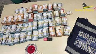 Sequestrati 400 mila euro nascosti in due doppi fondi di un’auto
