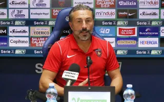 Calcio Serie B | Cosenza-Como è l'anticipo di giornata. Dionigi: "La nostra identità non deve adattarsi all'avversario"