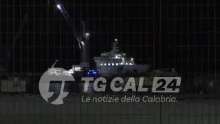 Migranti: Nave Diciotti a Crotone con 5 salme del naufragio nello Jonio