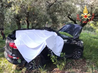 Auto finisce fuori strada a Gizzeria: morto il conducente