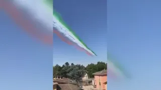 Le Frecce Tricolori sfrecciano sopra i cieli di Codogno e Milano in omaggio alle vittime del Covid (VIDEO)