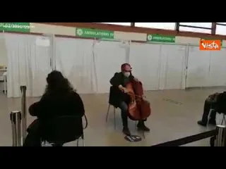 Un violoncello accompagna chi si vaccina a Parma