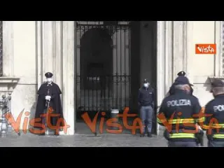 Le bandiere di Palazzo Chigi a mezz’asta nella giornata per le vittime del Covid-19