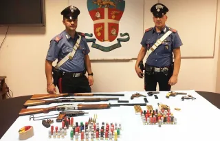 Corigliano-Rossano: armi e munizioni ritrovate in un casolare abbandonato
