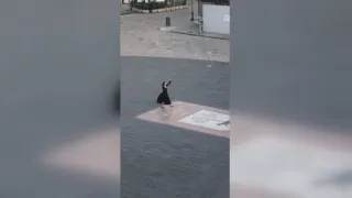 A Lecce il Coronavirus "si esorcizza" ballando la pizzica nella piazza deserta (VIDEO)