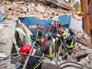 Crolla palazzina a Torino: individuato dai pompieri il corpo di un bambino sotto le macerie (VIDEO)