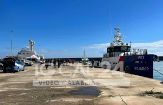 VIDEO | Doppio sbarco a Crotone: in porto 166 migranti a bordo di due mezzi