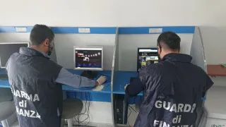 Scoperto nel Crotonese centro scommesse illegale in un negozio per pesca: maxi multa e denuncia per il titolare