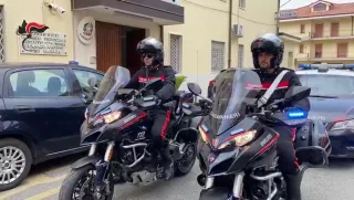 Prima la rissa, poi gli spari in pieno centro: denunciate dodici persone a Vibo Valentia