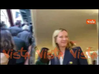 Meloni lascia l'assemblea Onu e fa il segno della vittoria